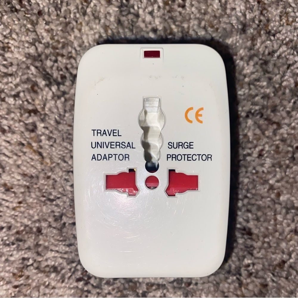 UNIVERSAL TRAVEL OUTLET ADAPTER & SURGE PROTECTOR